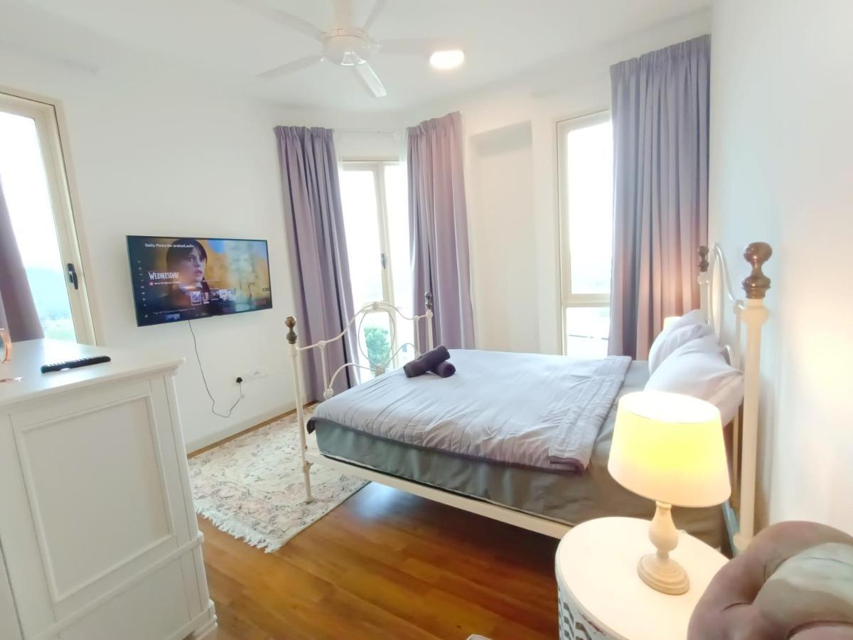 Apartment Afiniti, 2 Min Walk To Legoland And Gleneagles Hospital By Hint